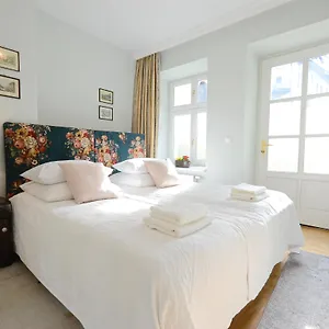 crystal-suites-chez-helena.krakowhotelspoland.com/